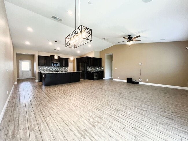Building Photo - Stunning Luxury Home for Rent in Shafter