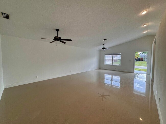 Building Photo - 1132 Hatteras Cir