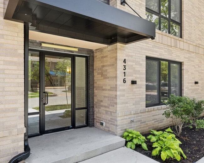 Building Photo - 4320 Vista Ave