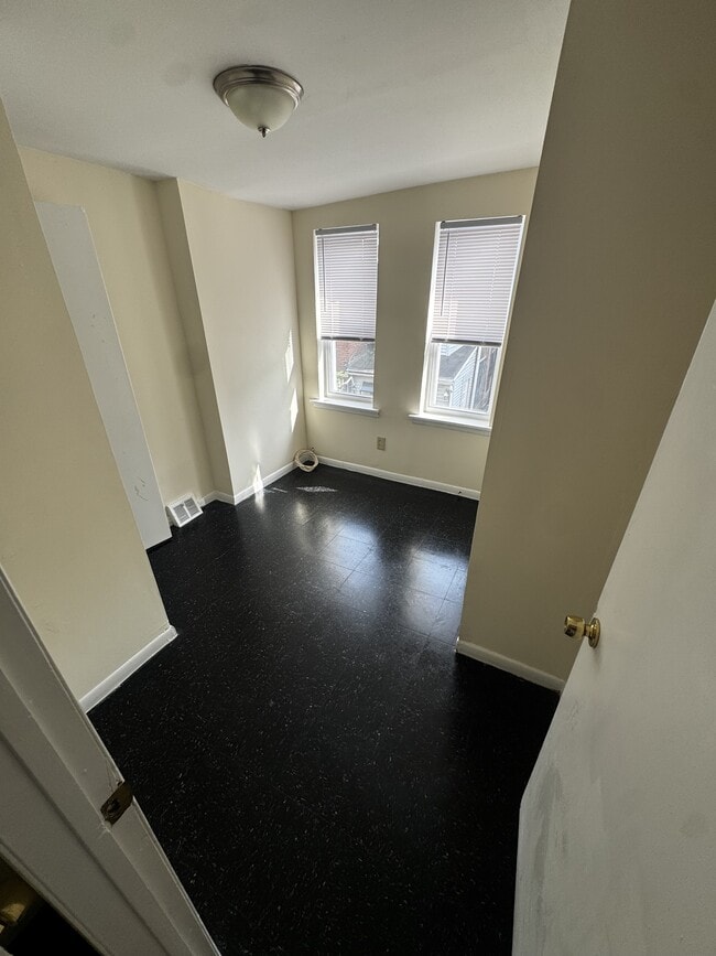Building Photo - 3016 Cambridge St