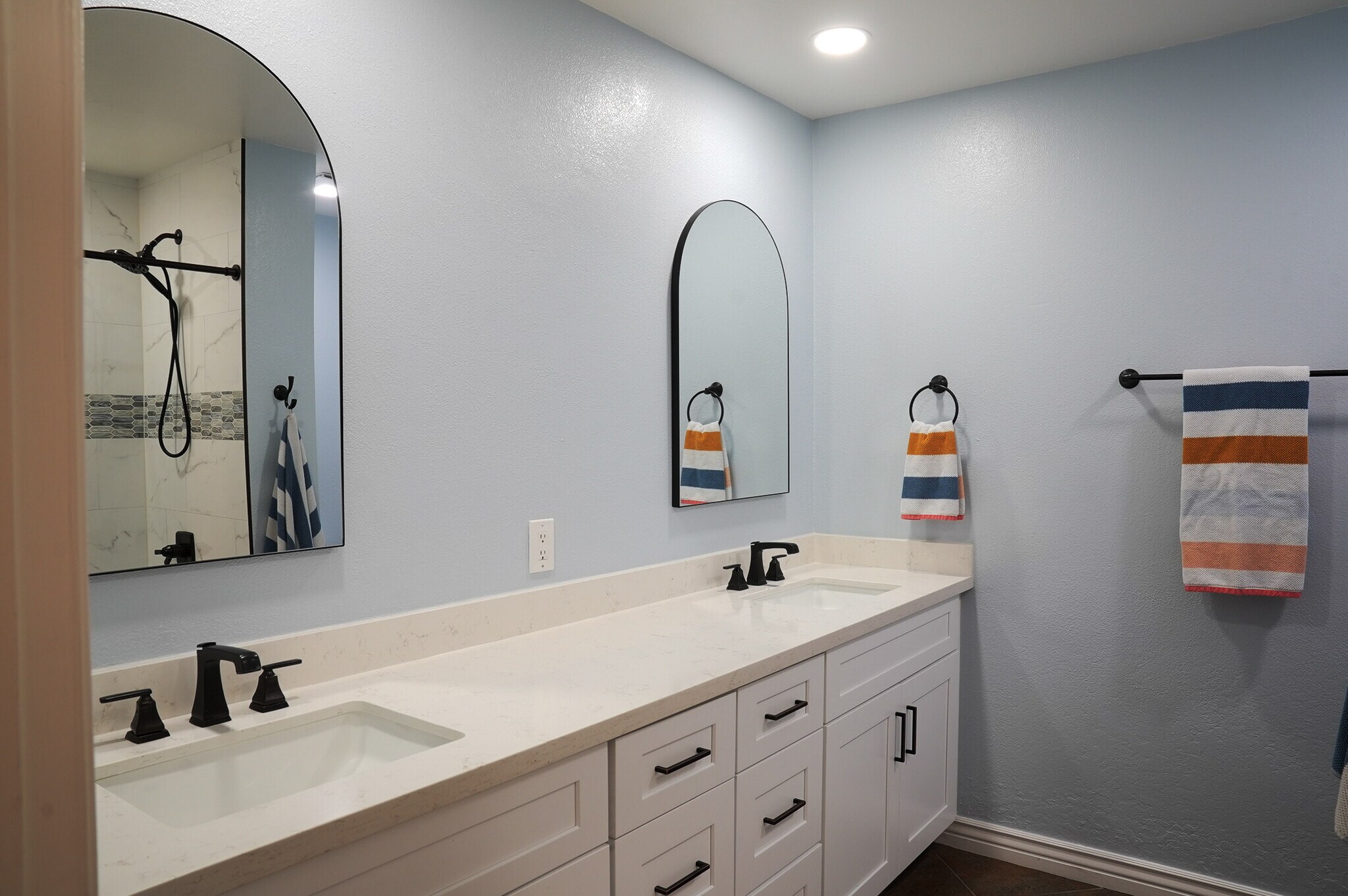 Building Photo - 2526 E Mercer Ln