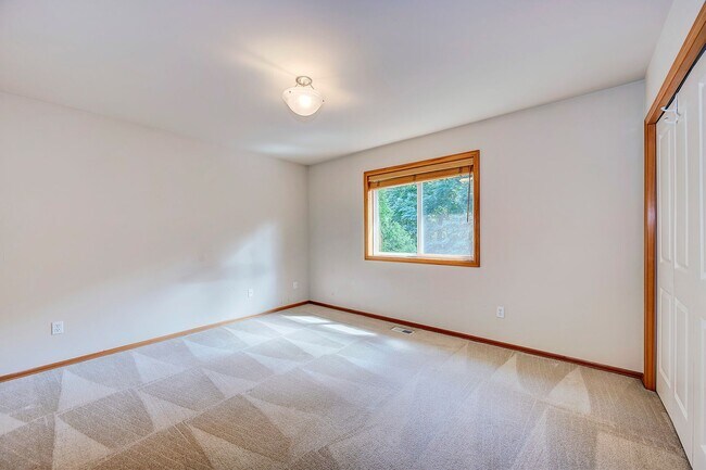 Building Photo - 4 bed 3 bath plus bonus room in Bothell