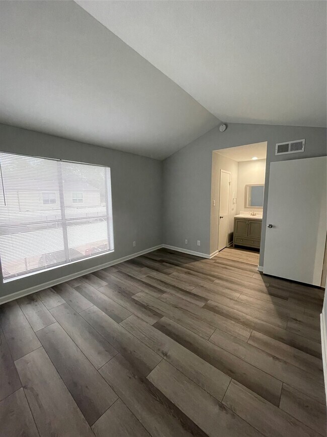 Building Photo - 2120 Wilcrest Dr