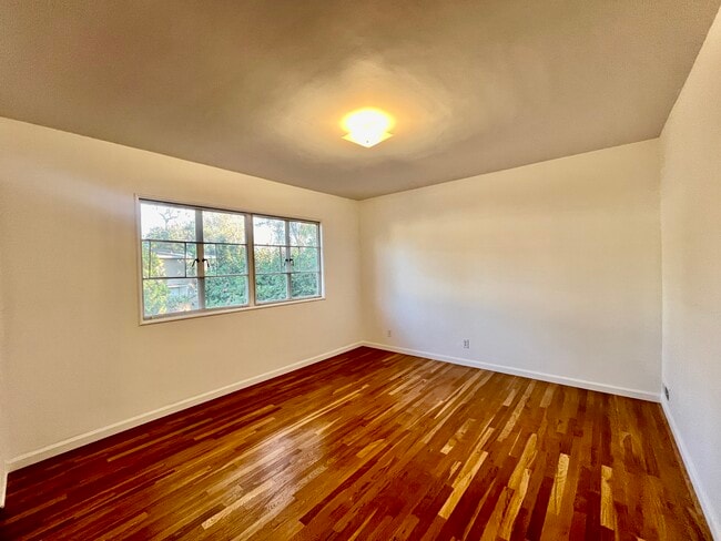 Second bedroom - 5367 Village Grn