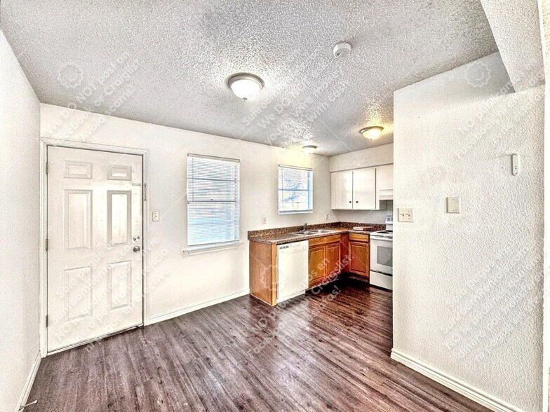 Building Photo - 742 Old Martindale Rd