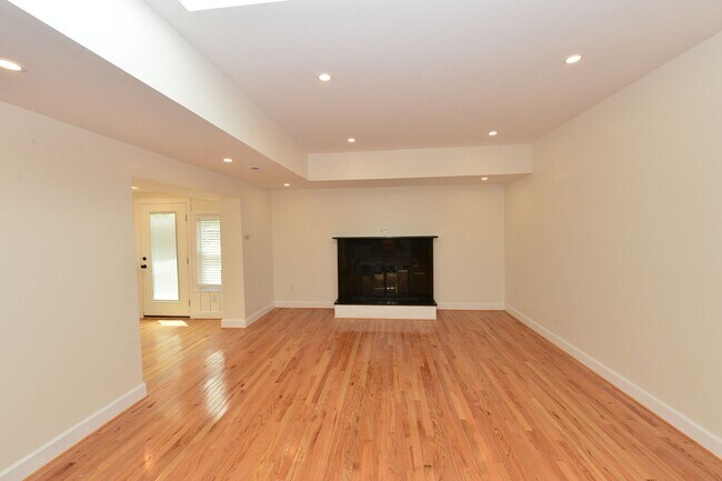 Building Photo - 817 Englewood Dr