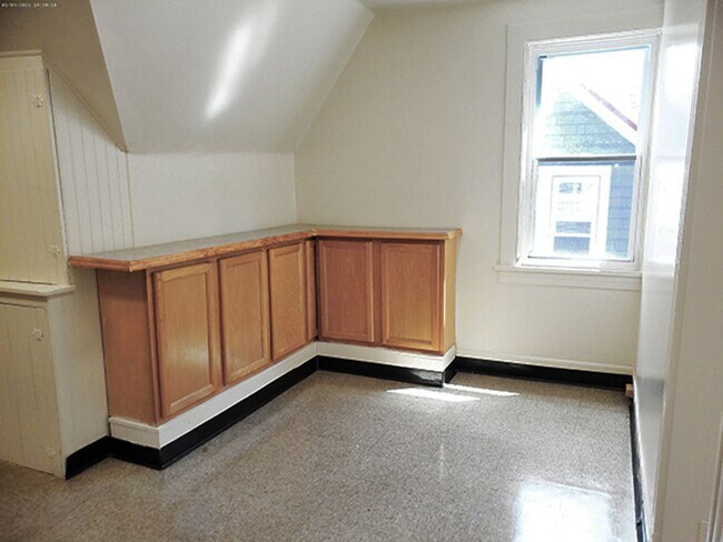 Building Photo - AVAILABLE 8/1/26 Unique Third Floor Apartment