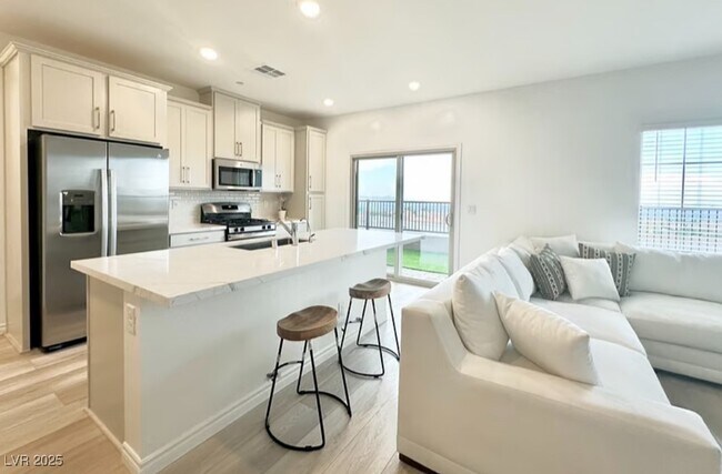 Building Photo - 600 Carriage Hill Dr