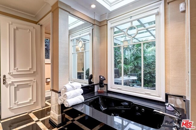 Building Photo - 2353 Bowmont Dr