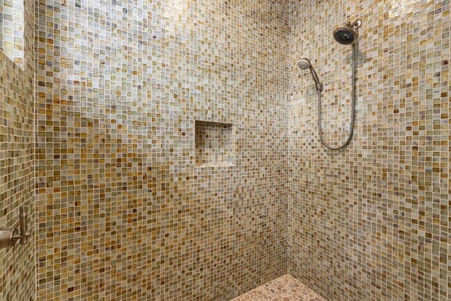 Building Photo - Luxury furnished 4 bedroom 3 bathroom with...
