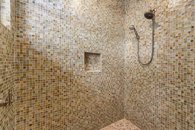 Building Photo - Luxury furnished 4 bedroom 3 bathroom with pool, spa, and outdoor showers