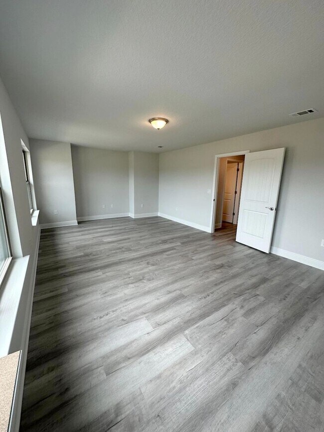 Building Photo - Spacious 5-Bedroom with Community pool in Crestview!