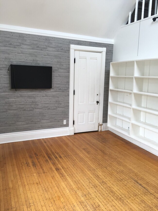 Building Photo - Studio Apartment Loft in historic Whittier neighborhood!