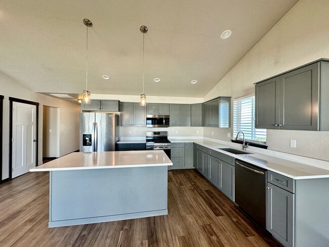 Building Photo - Modern 4 bedroom 2 bathroom home for rent ...