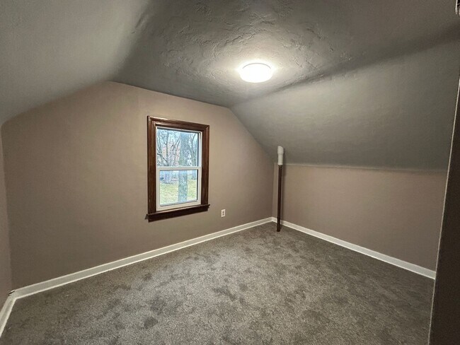 Building Photo - Private 2 bedroom 1 bath bungalow in Davenport