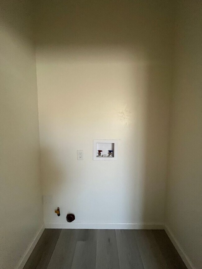 Building Photo - Newly Remodeled Home! MUST SEE!