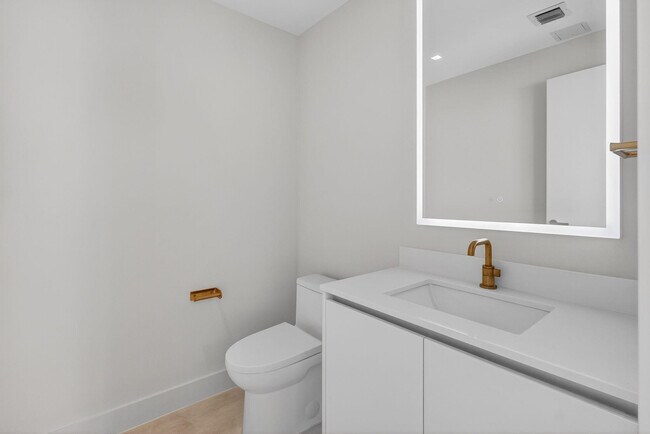 Building Photo - 700 NE 24th St