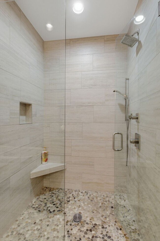 Building Photo - Wedgewood Houston Townhome