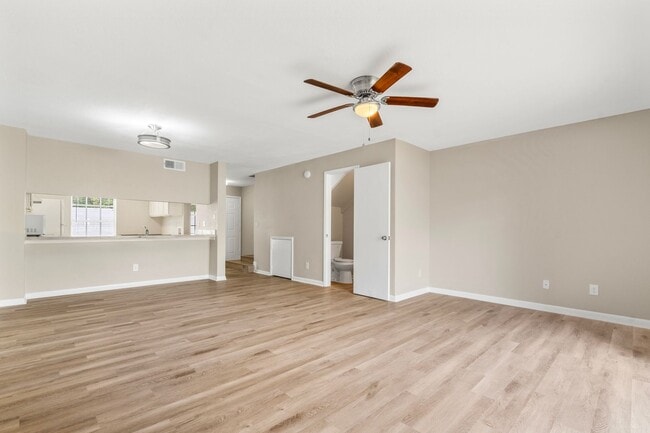 Building Photo - Beautiful Temple Terrace Townhome!
