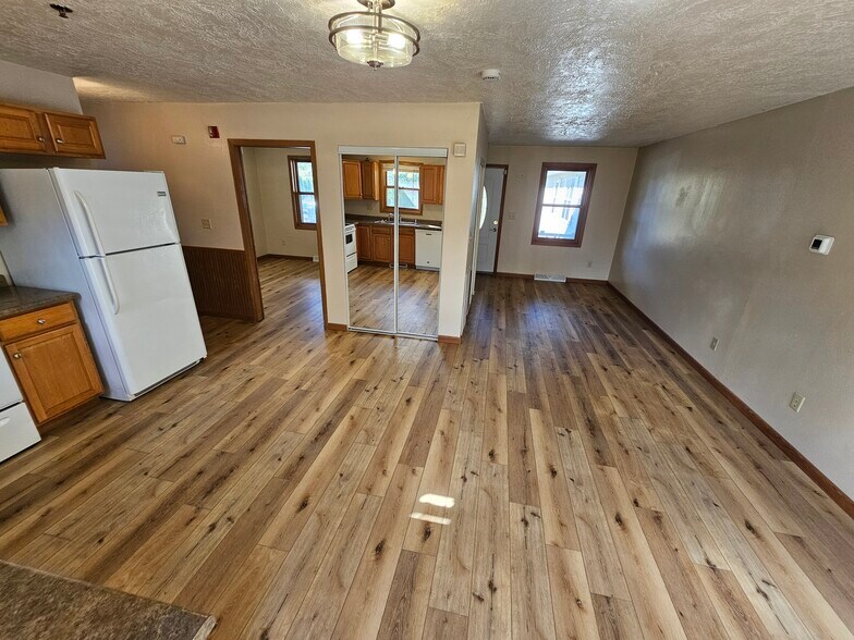 Building Photo - 533 Lakeshore Ct