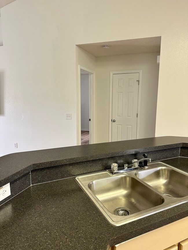 Building Photo - Large 4 bed / 3 bath home minutes from Nav...