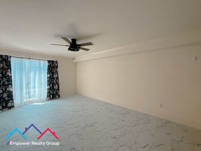 Building Photo - Spacious 3 Bedroom 2 Baths Corner Condo