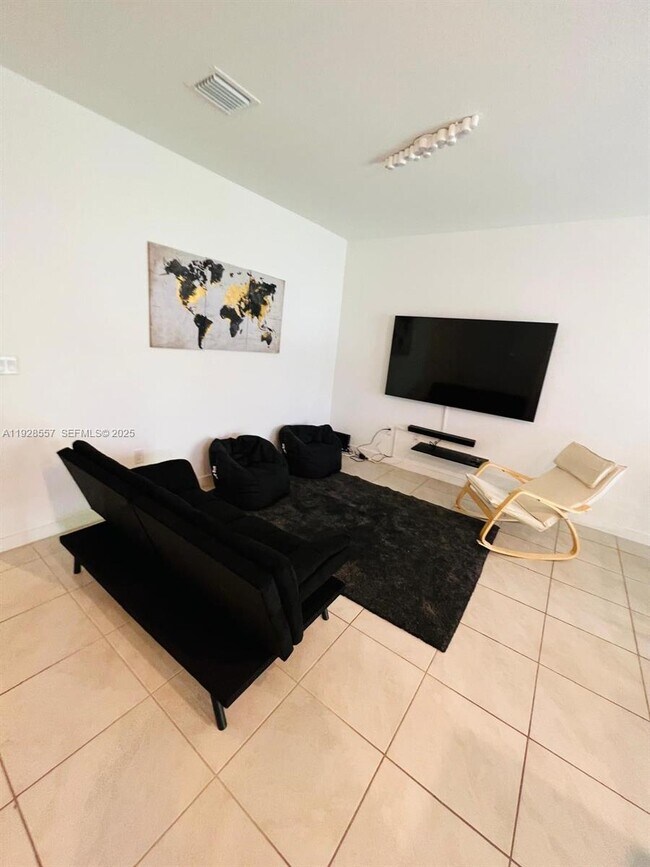 Building Photo - 711 SW 11th St