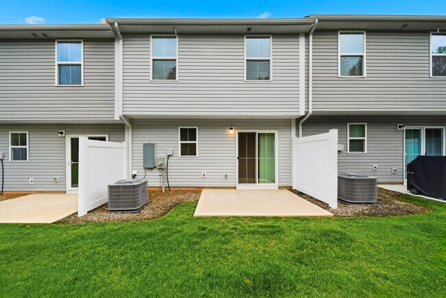 Building Photo - Modern 3 Bed 2.5 Bath Townhome in Bear Park Community
