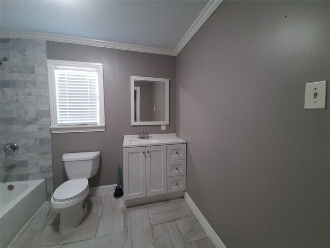 Building Photo - 6115 Glen Lee Dr