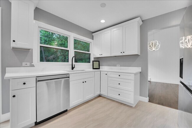 Building Photo - 1001 Oak Ln