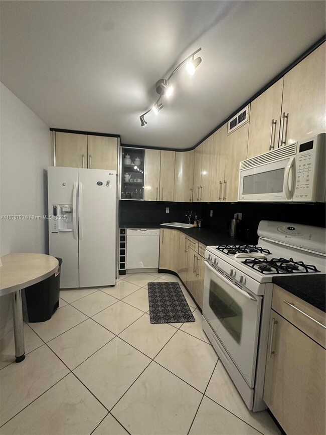 Building Photo - 2030 S Ocean Dr