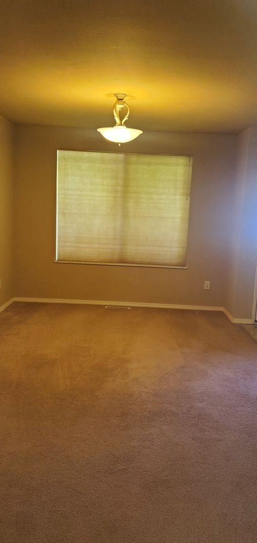 Building Photo - Fantastic 4 bedroom RAMBLER in Manorwood!