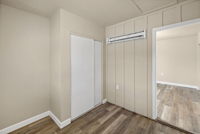 Building Photo - 404 Sunny Ln