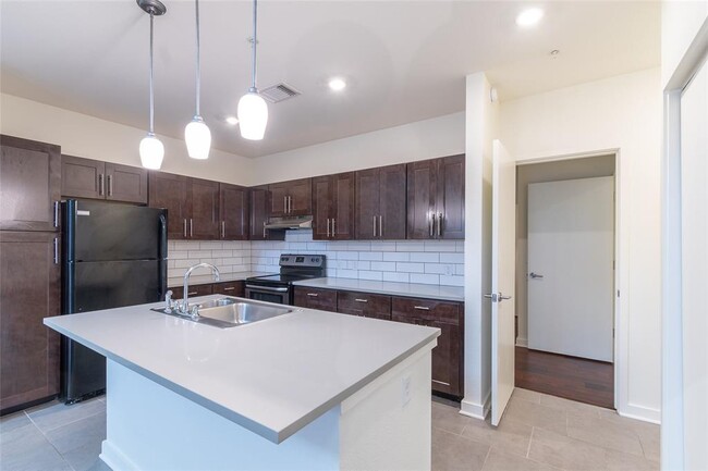 Building Photo - 6700 Menchaca Rd