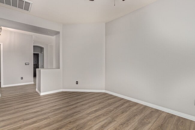 Building Photo - Lovely home in cul-de-sac lot with fenced pool!