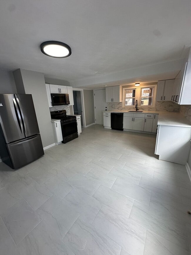 Building Photo - 177 Hart St