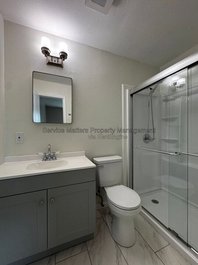 Building Photo - 707 Woodmere Dr