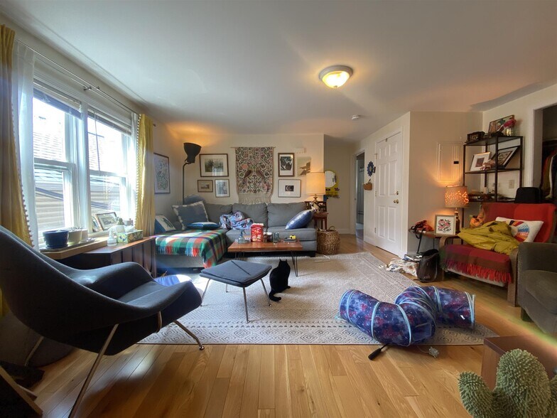 Primary Photo - 126 Pine St