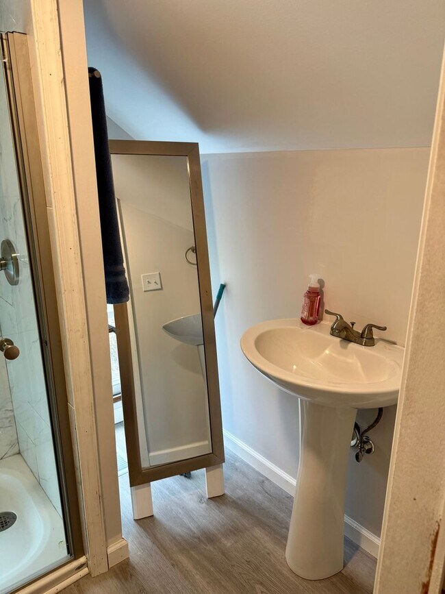 Building Photo - Charming Home in Pembroke with Yard & Storage