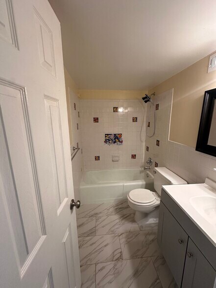 Building Photo - 6001 Arlington Blvd