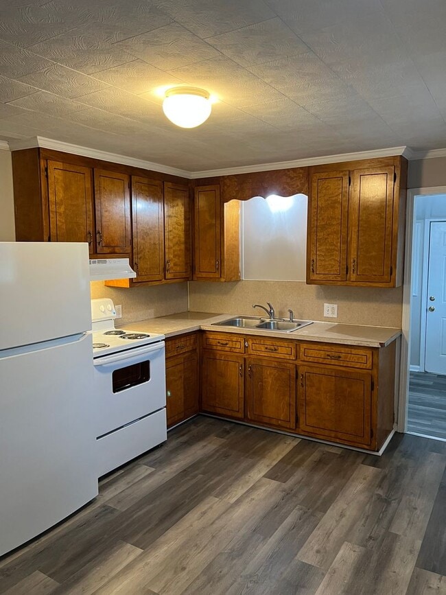 Building Photo - Nice single family three bedroom house wit...