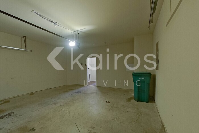 Building Photo - 10994 Lakeview Cir