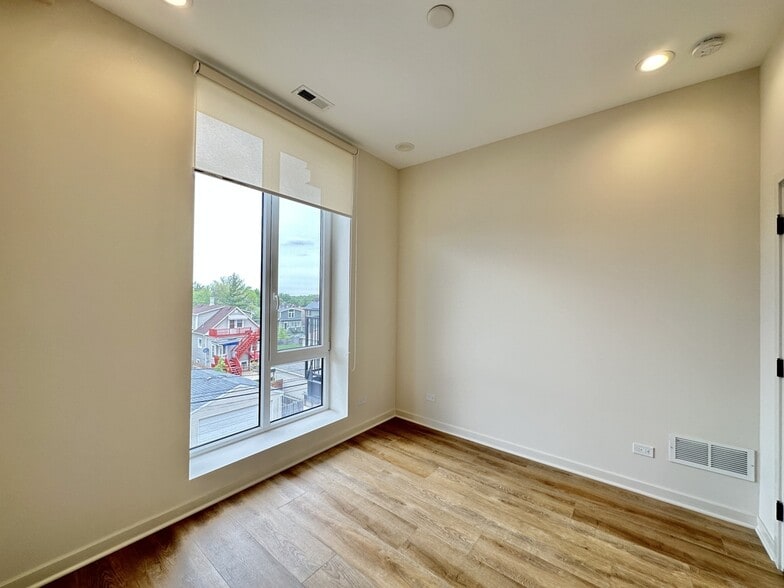 Building Photo - 6340 W Belmont Ave