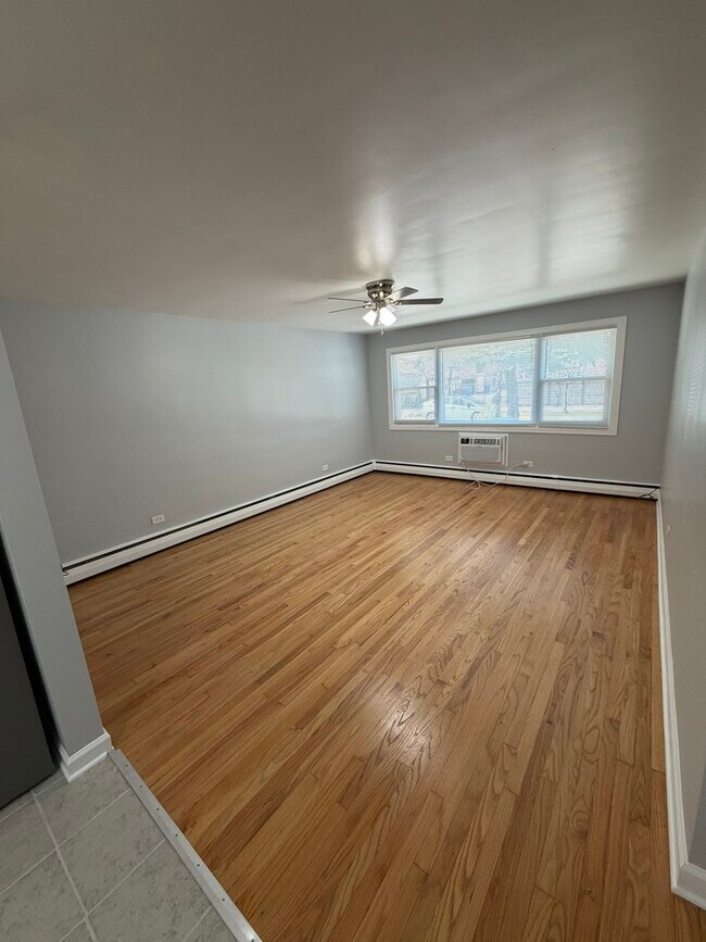 Building Photo - 2801 W Waveland Ave