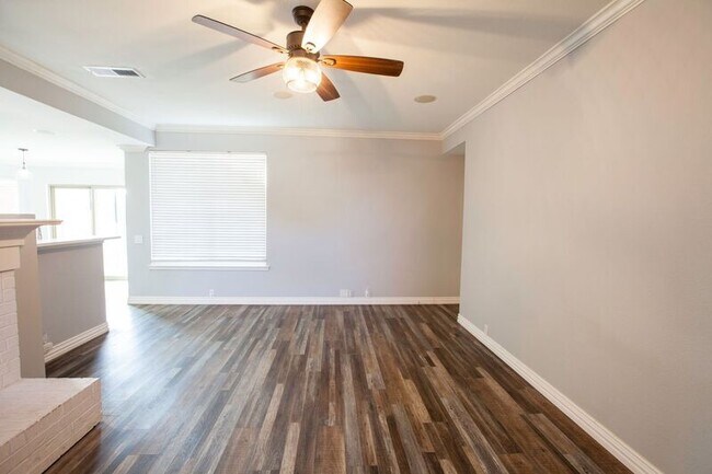 Building Photo - 3103 Creekwood Dr