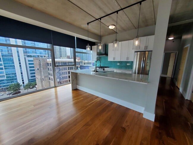 Building Photo - Amazing Views, Tons of Light and Space, an...