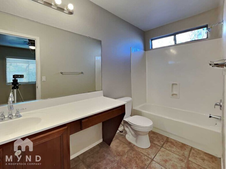 Building Photo - 12418 W Valentine Ave