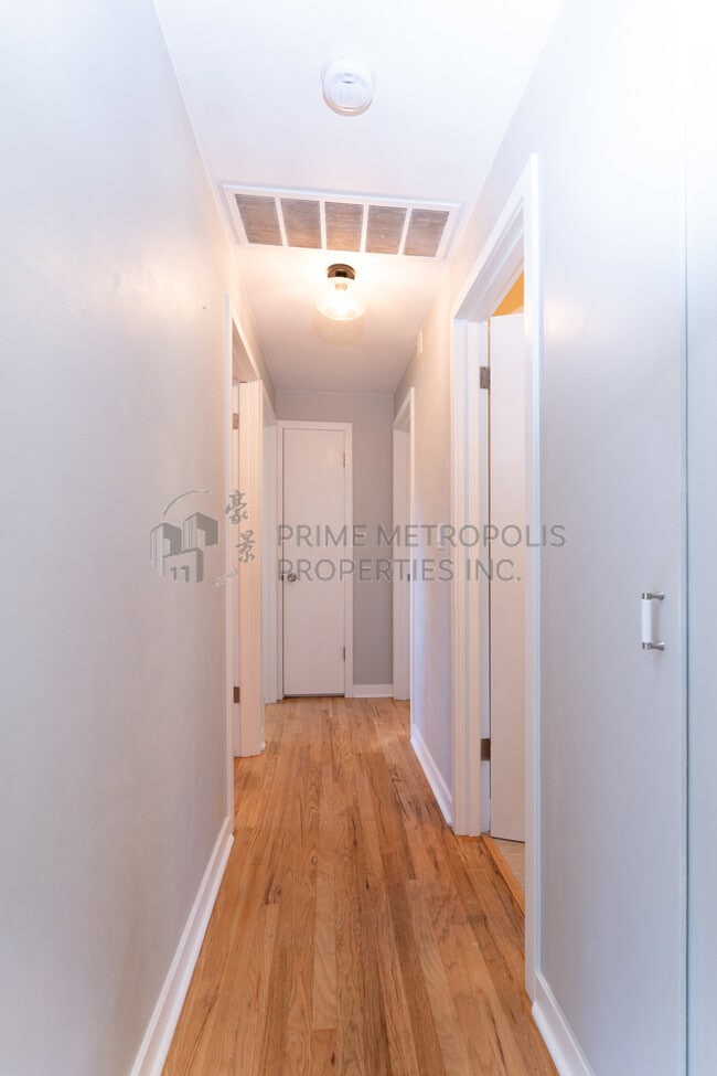 Building Photo - 410 S 116th St