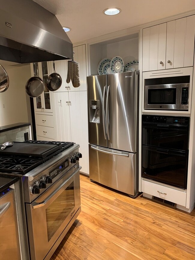 Building Photo - Spacious 4- Bed Home in Rivergrove Featuring 4-Car Garage, RV Parking, Fenced Yard, Minutes from ...