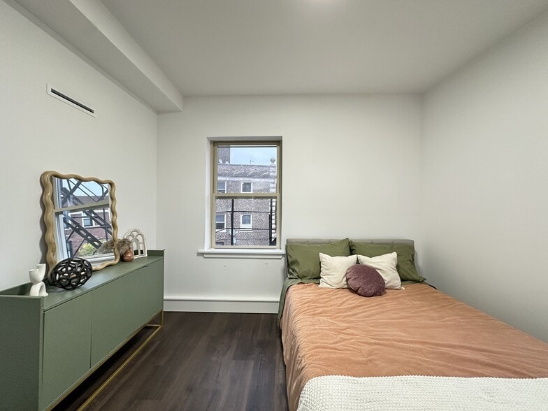 Building Photo - 1555 W Hollywood Ave